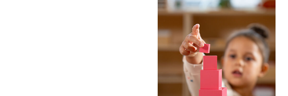 Montessorimaterialen voor ordenen helpen kinderen structuur en logica te ontwikkelen. 