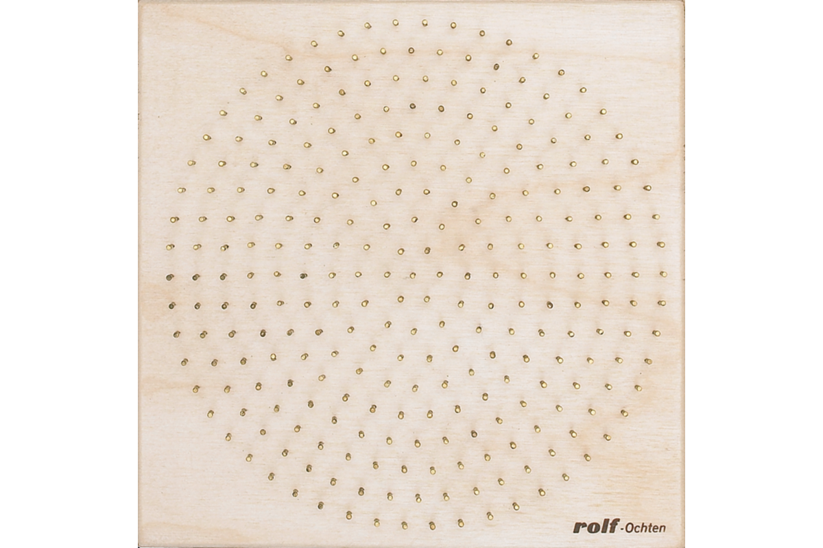 Rolf More - Kralenplankje rond hout