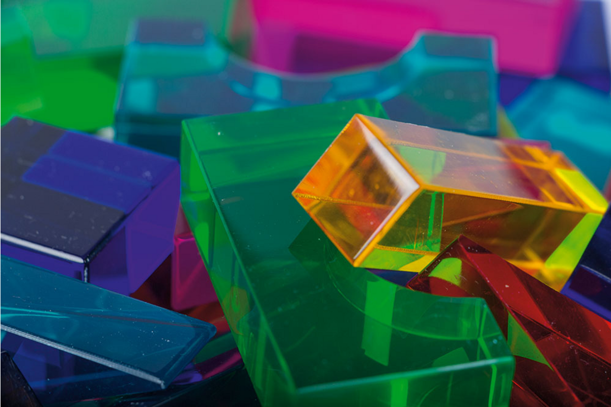 Transparante blokken in een houten kist