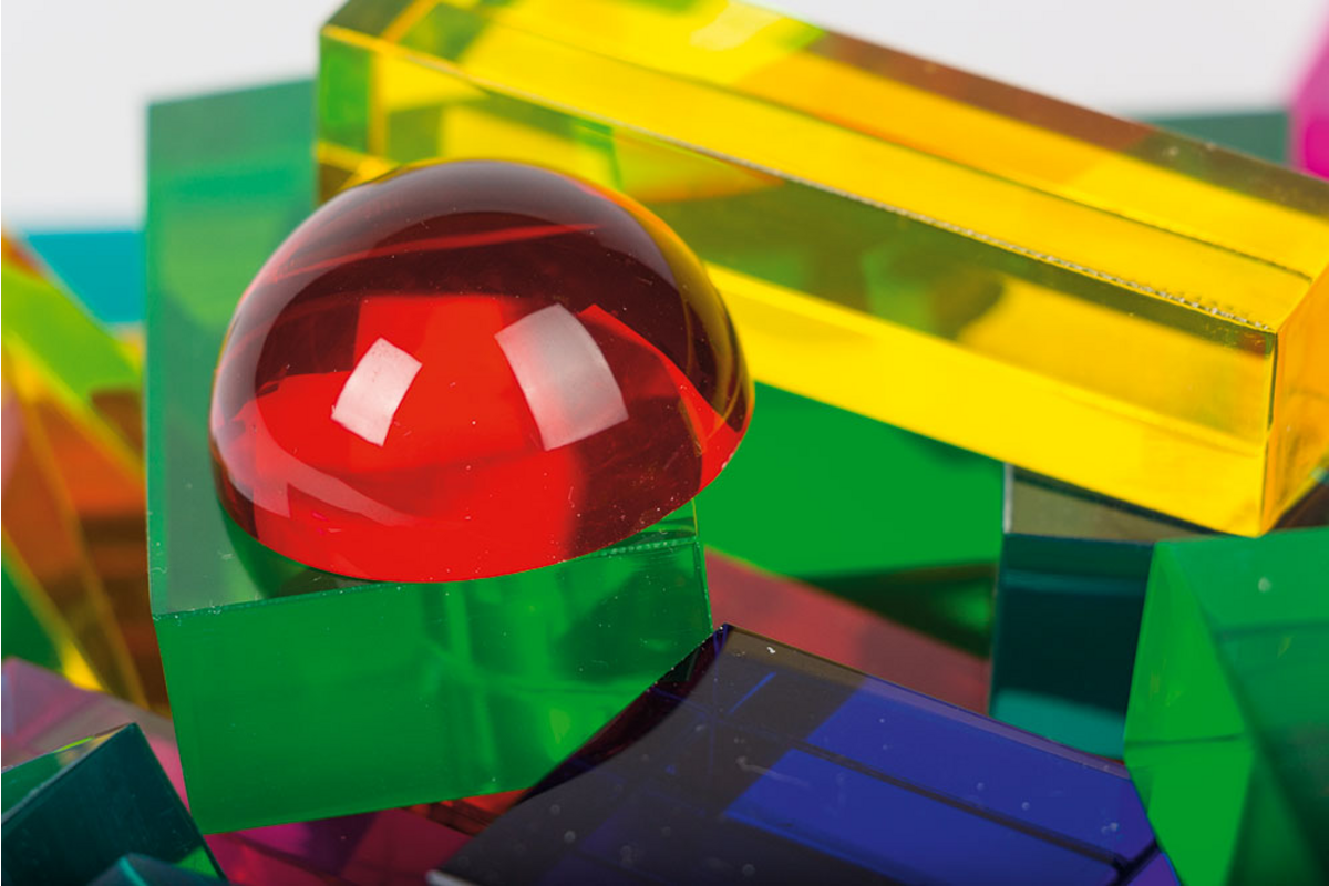 Transparante blokken in een houten kist