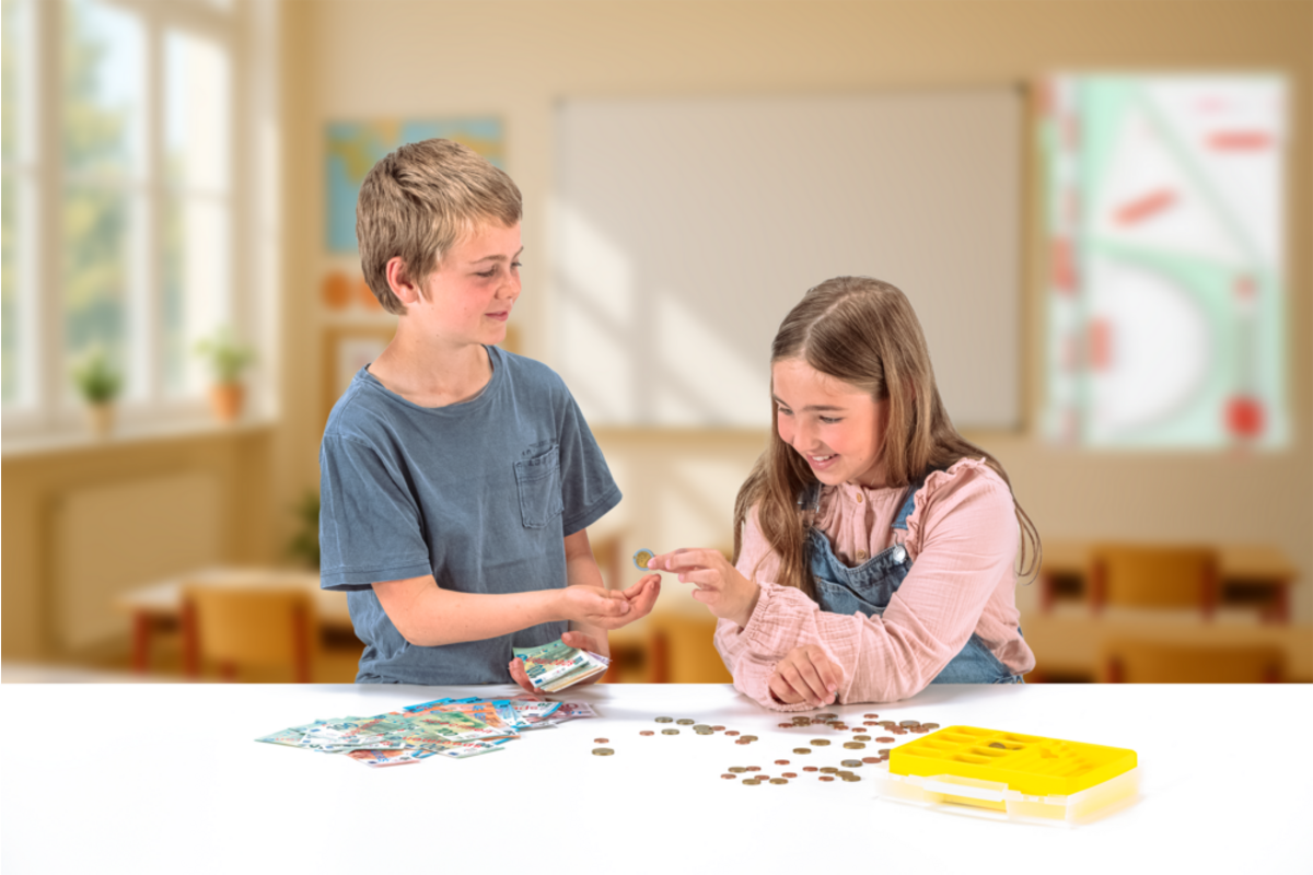 Euro-geldkoffer 130 bankbiljetten + 160 munten, in RE-Wood® doos