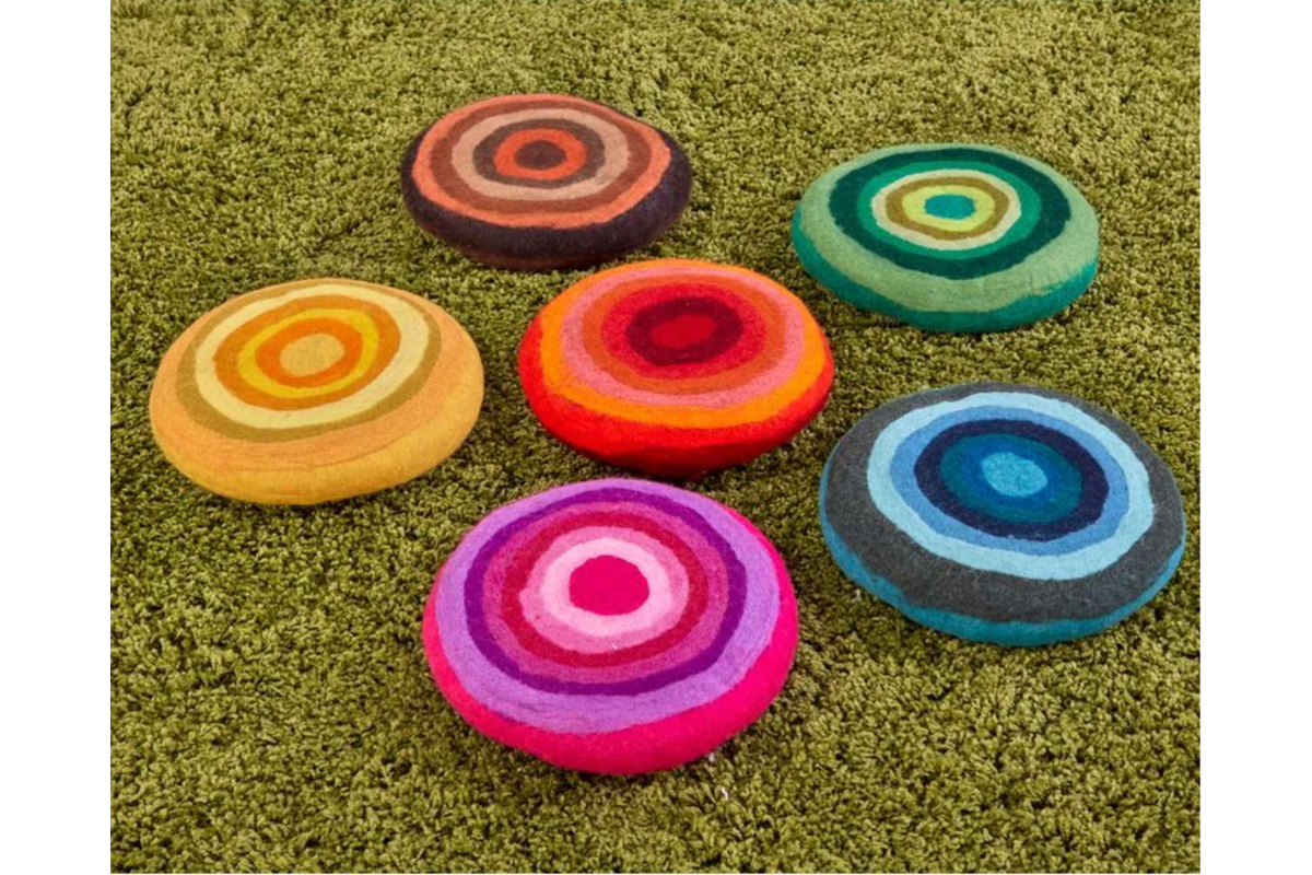 Regenboog poefjes van Vilt, 6 stuks van 30 cm doorsnede