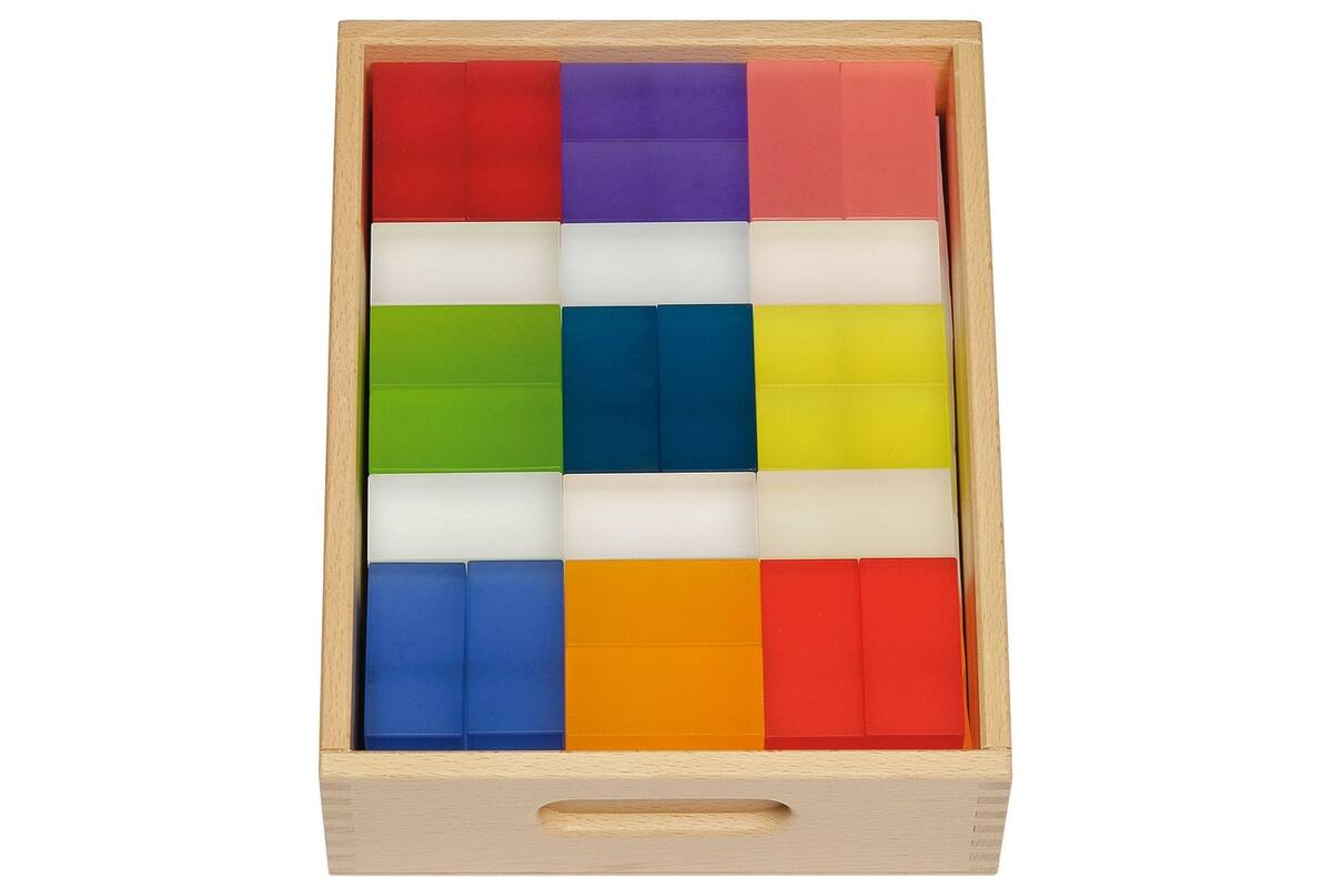 Transparante blokken in een houten kist, Licht
