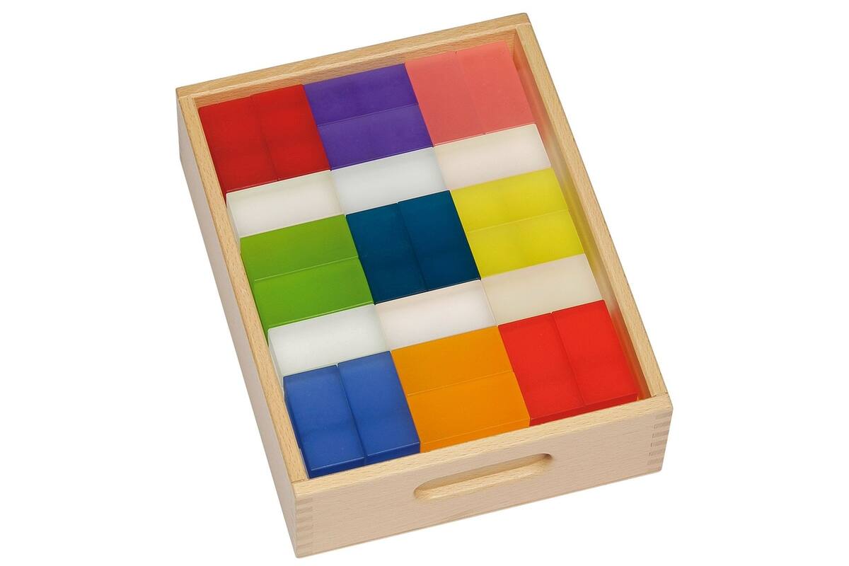 Transparante blokken in een houten kist, Licht