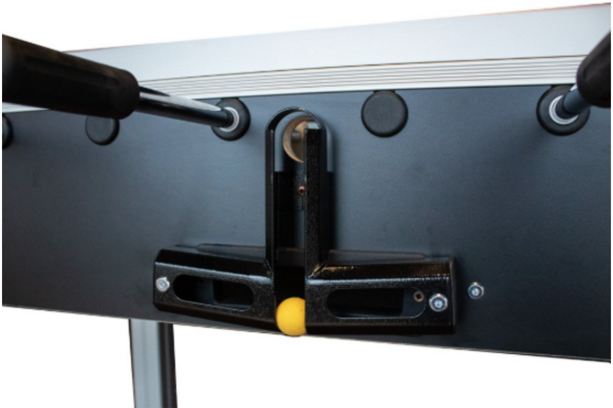 Voetbaltafel SafePlay met afdekglasplaat en telescoopstang, speelklaar