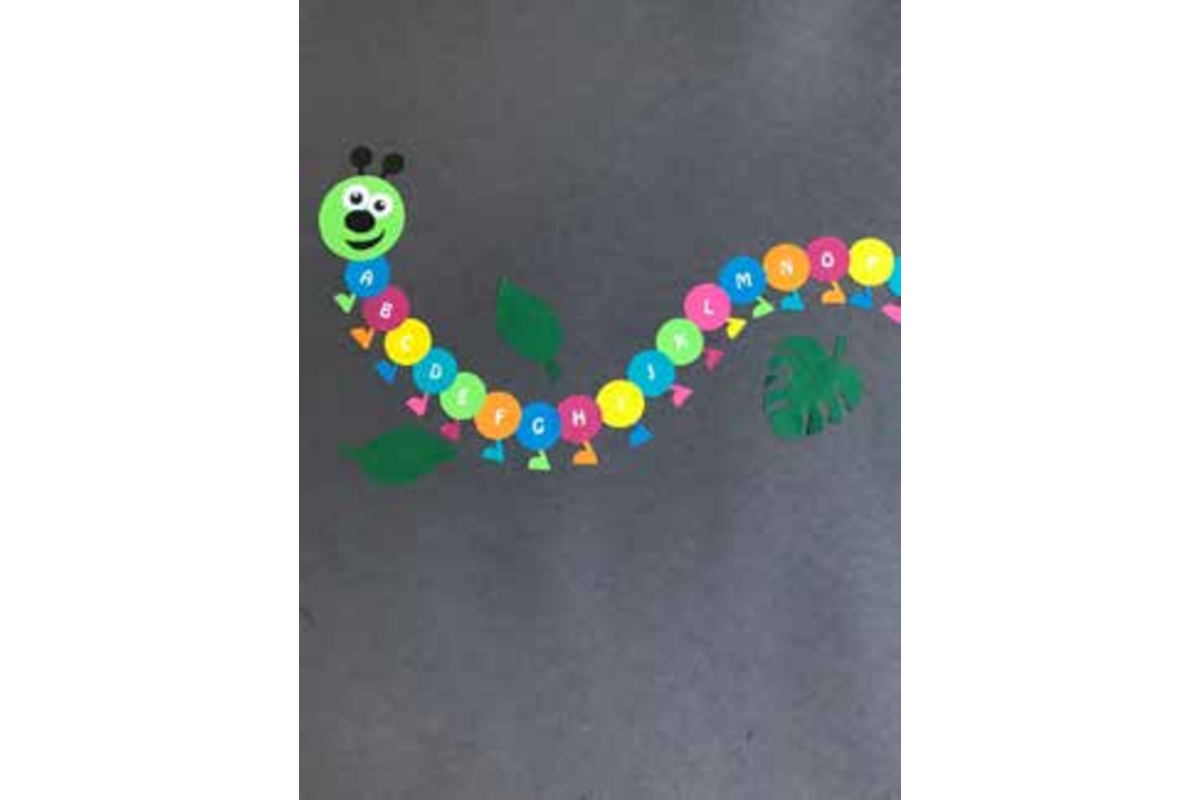 Pleinversiering Alfabetrups gekleurde voetjes 575 x 220 cm