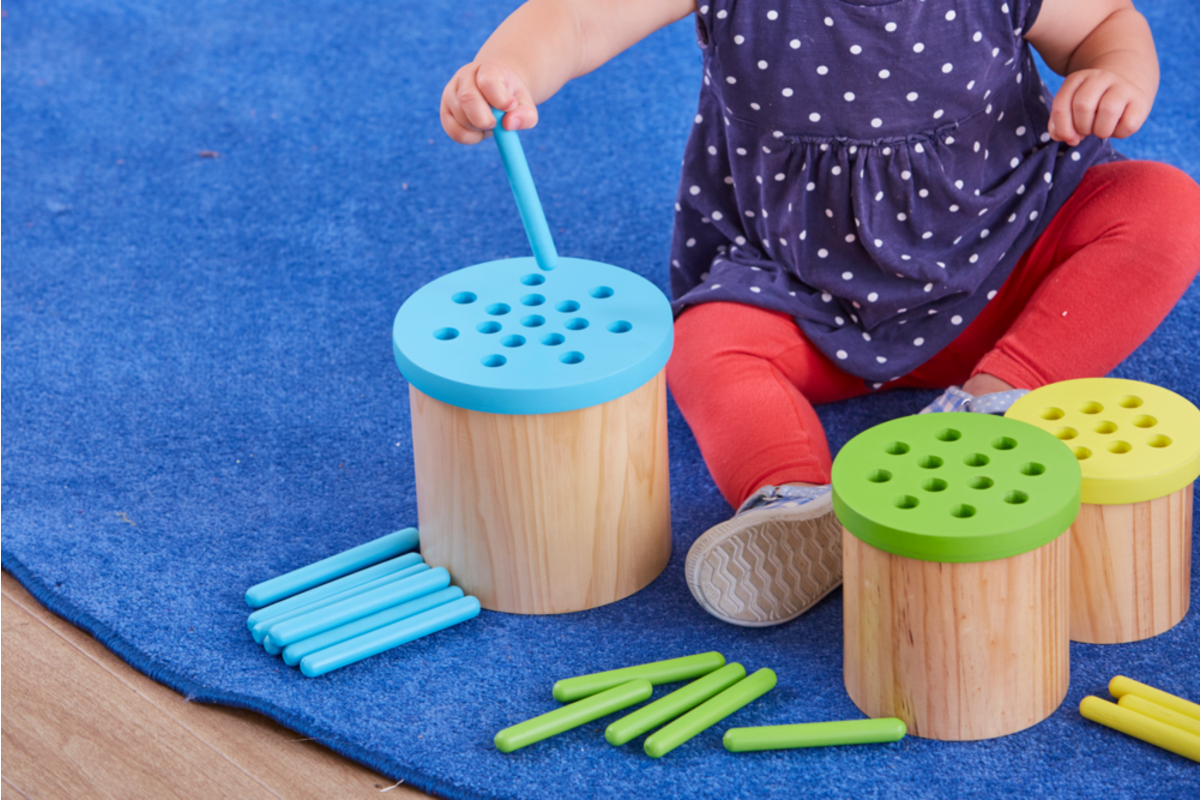 Kleur en sorteelspel met 3 houten bakken, staafjes
