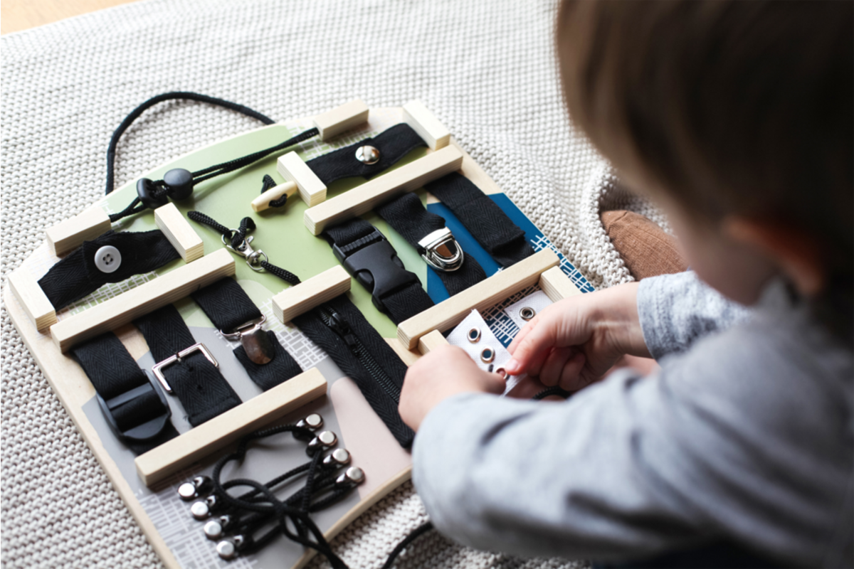 Small Foot - Houten Activiteitenbord Vergrendelingen en Verbindingen