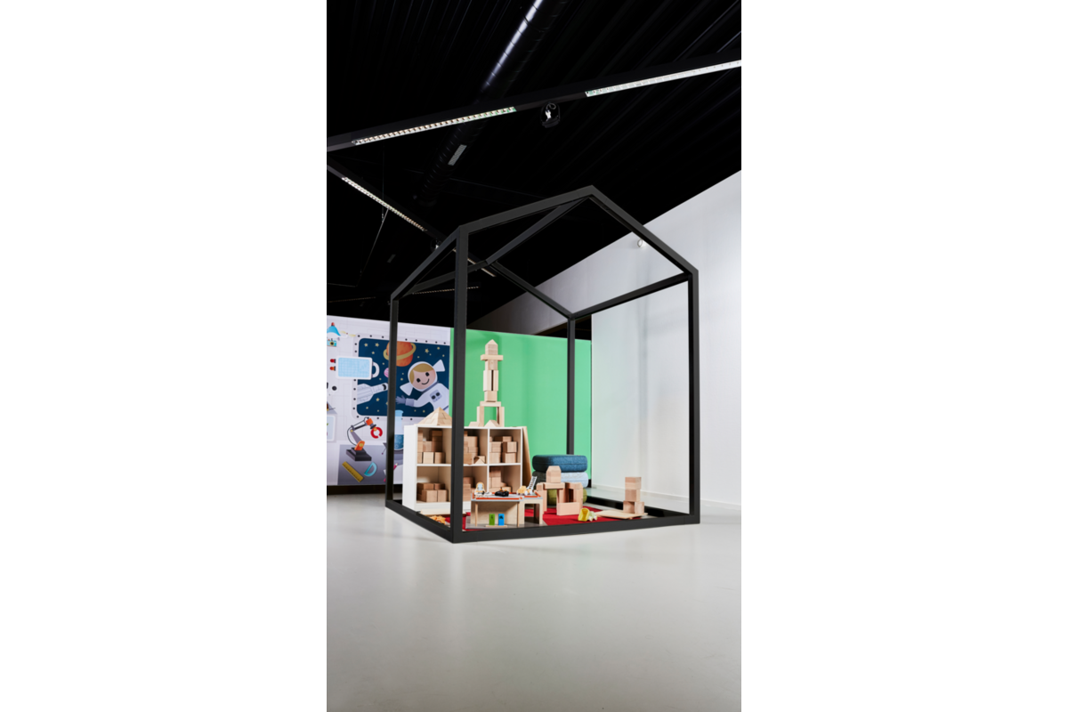Huisje van balken 6x6 cm, hout 2x2x2 m, dakhoogte 2,5 m