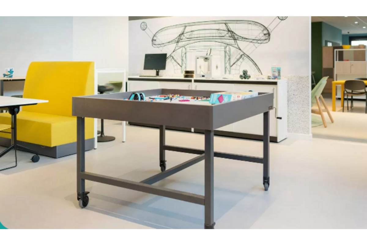 Spark tech-tafel 125x125 cm, blad HPL wit, onderstel grafiet
