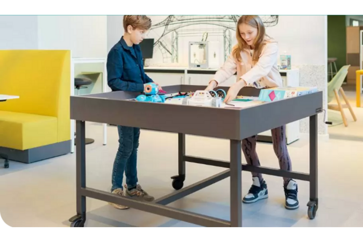 Spark tech-tafel 125x125 cm, blad HPL wit, onderstel grafiet