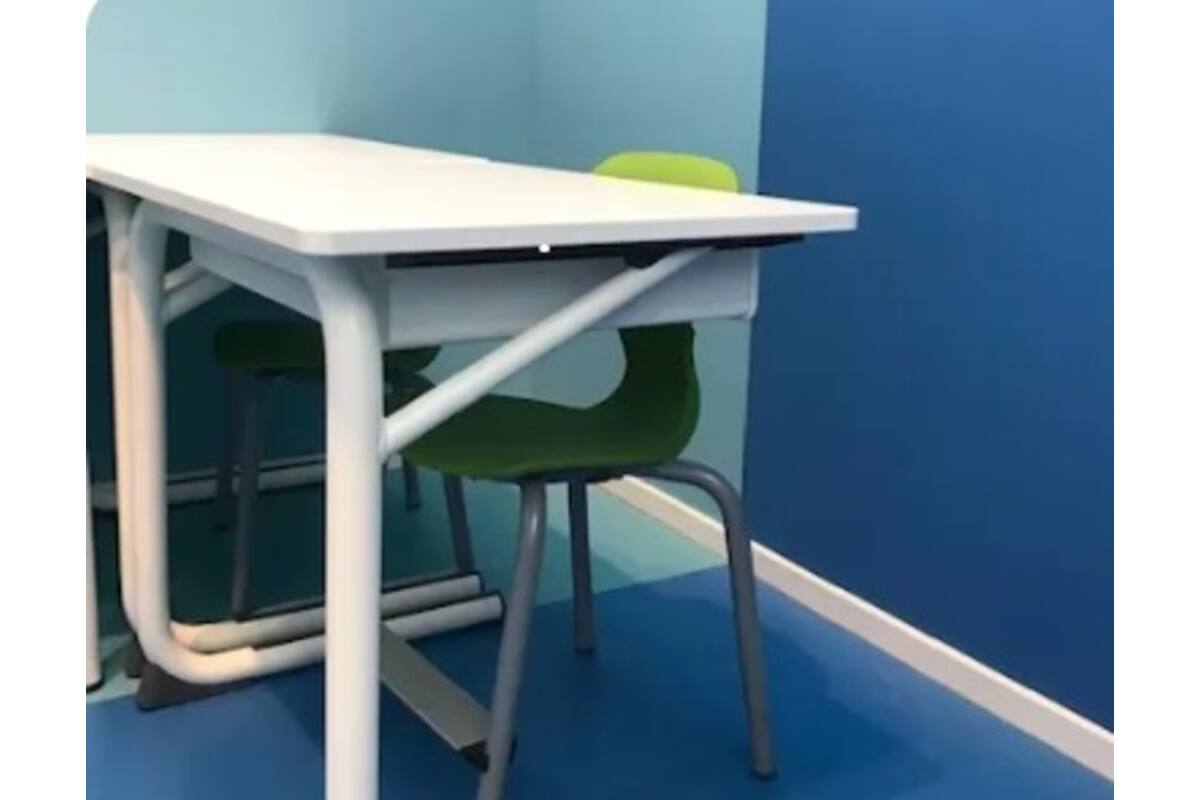 Tafel Gripz, blad met pp-rand 70 x 50 cm, met metalen boekenvak