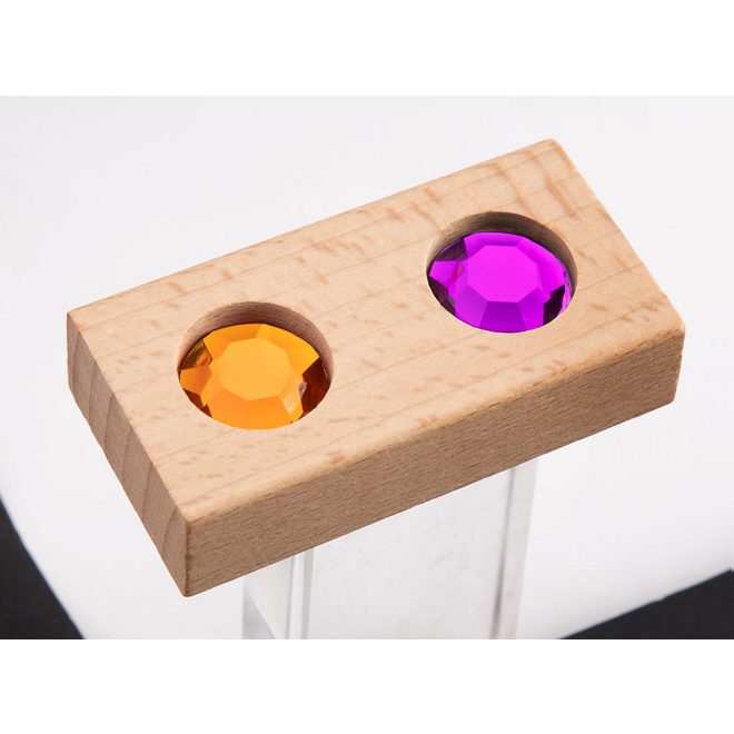 Juweelstenen in een houten kist