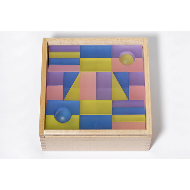 Transparante blokken pastel in een houten kist