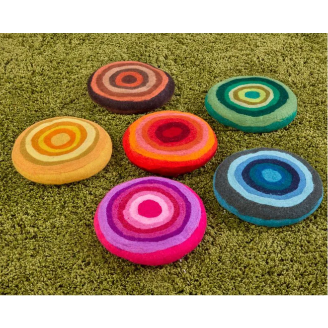 Regenboog poefjes van Vilt, 6 stuks van 30 cm doorsnede
