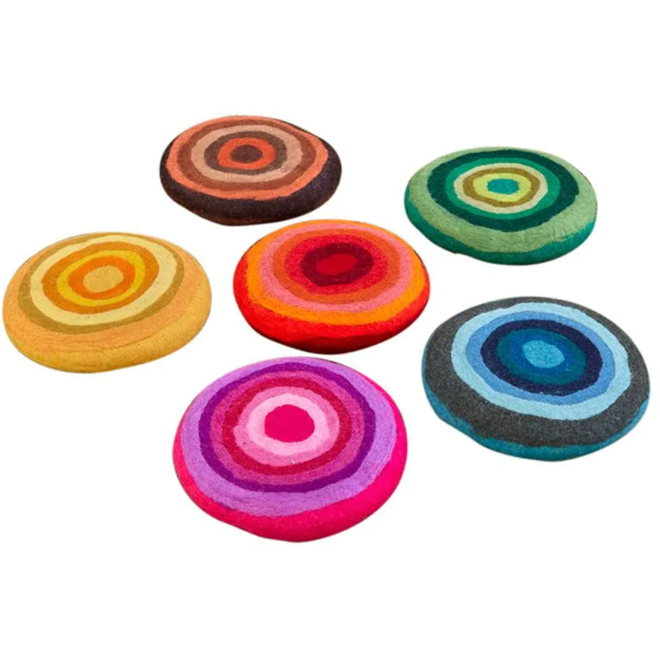 Regenboog poefjes van Vilt, 6 stuks van 30 cm doorsnede