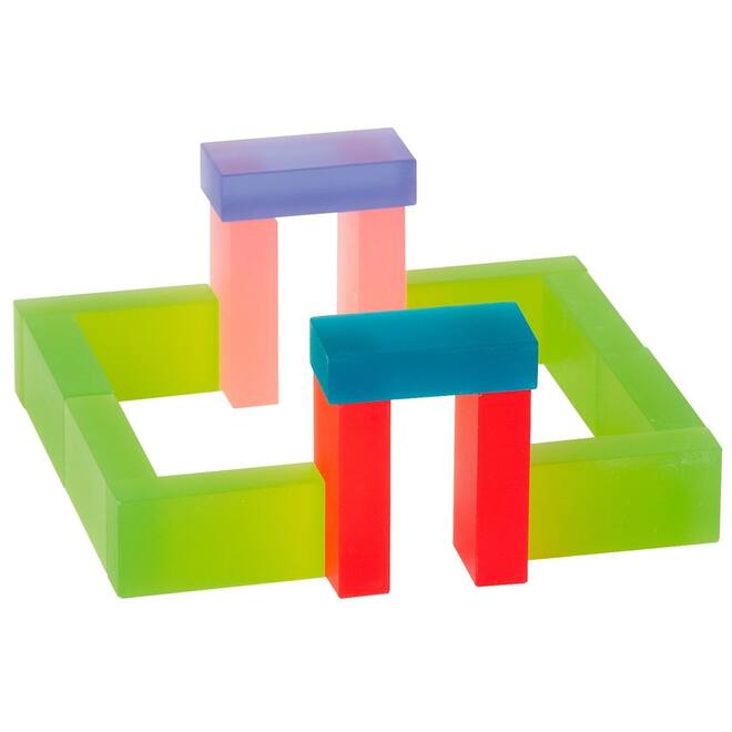 Transparante blokken in een houten kist, Licht