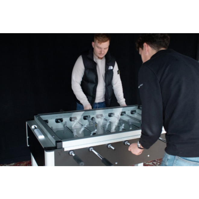 Voetbaltafel SafePlay met afdekglasplaat en telescoopstang, speelklaar