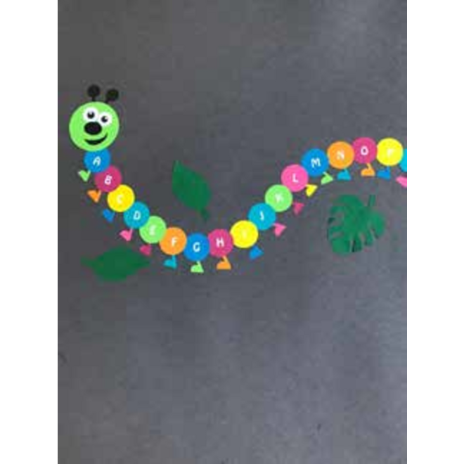 Pleinversiering Alfabetrups gekleurde voetjes 575 x 220 cm