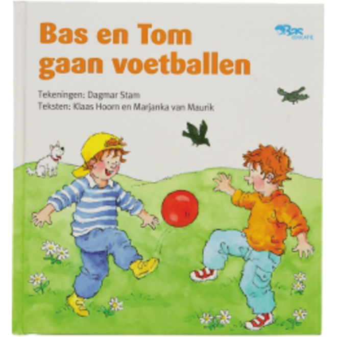 Bas en Tom gaan voetballen