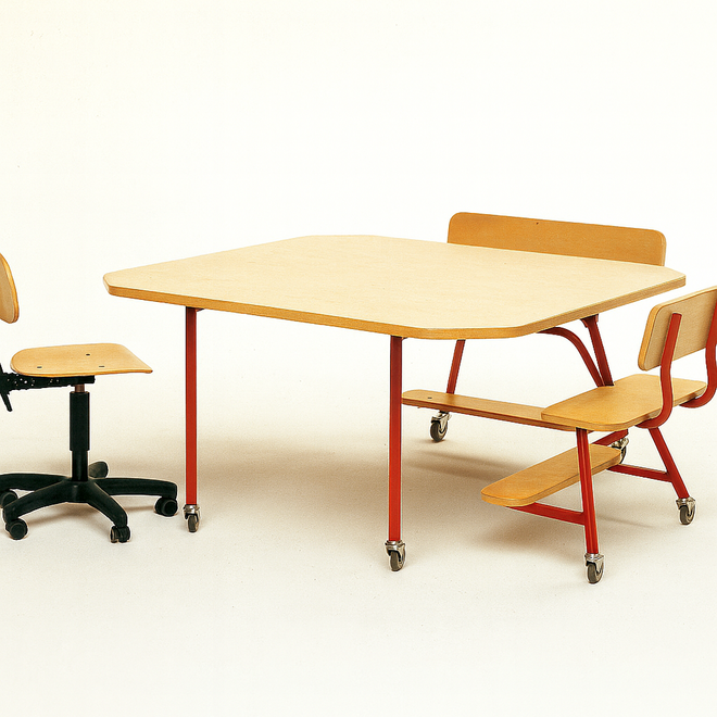 Peuterinstructietafel met 2 banken, rood onderstel en berkenstructuur blad