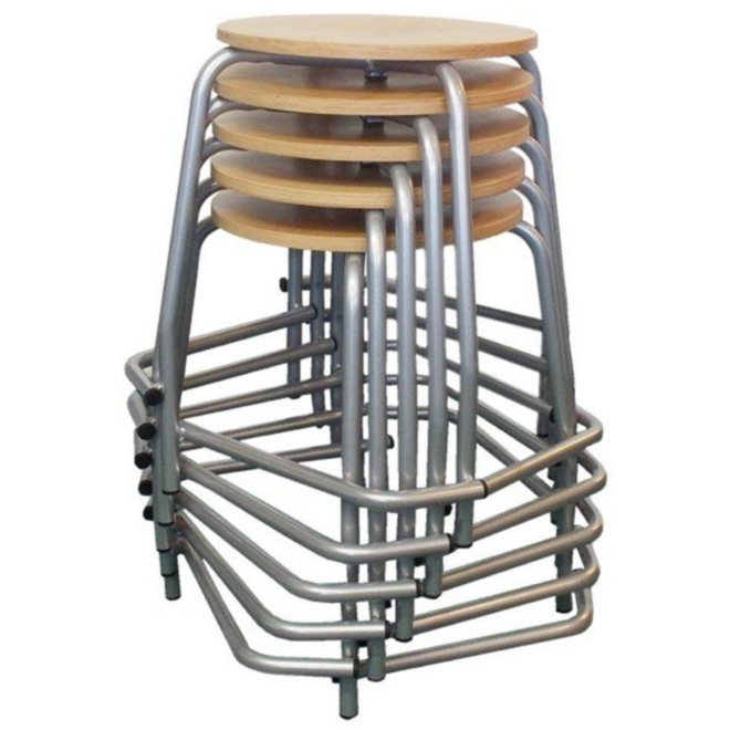 Kruk met verspringende steunen, wit met houten zitting, stapelbaar