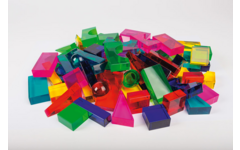 Transparante blokken in een houten kist