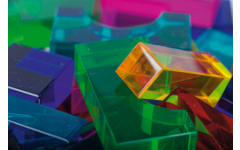 Transparante blokken in een houten kist