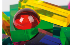 Transparante blokken in een houten kist