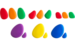 Kiezelstenen in regenboogkleuren in kunststof bak