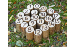 Paaltjes van hout met cijfers, speciaal voor buiten