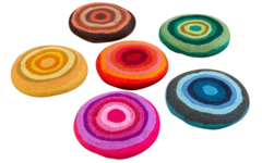 Regenboog poefjes van Vilt, 6 stuks van 30 cm doorsnede