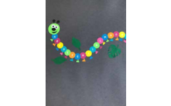Pleinversiering Alfabetrups gekleurde voetjes 575 x 220 cm