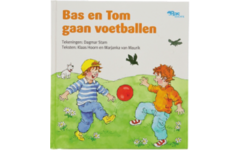 Bas en Tom gaan voetballen