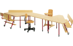Driehoektafel met 2 banken, rood onderstel en blad berkenstructuur
