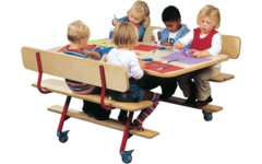 Tafel 132 x 80 cm met 2 banken, rood onderstel en berkenstructuur blad