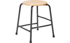 Taboeret stapelbaar metaal 50 cm hoog zwart met beuken zitting met verspringende voetsteunen