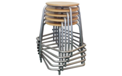 Kruk met verspringende steunen, wit met houten zitting, stapelbaar